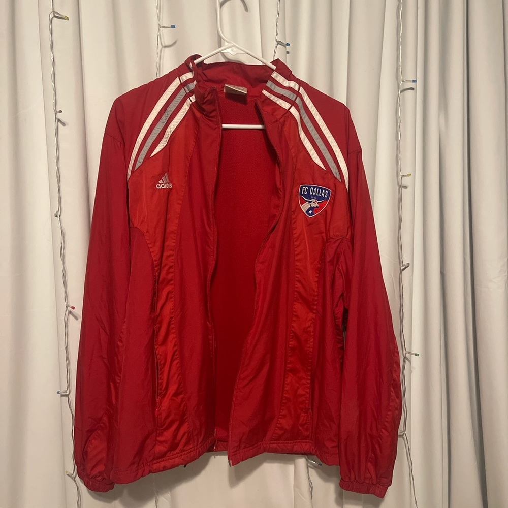 Vintage FC, Dallas men’s jacket runs a big